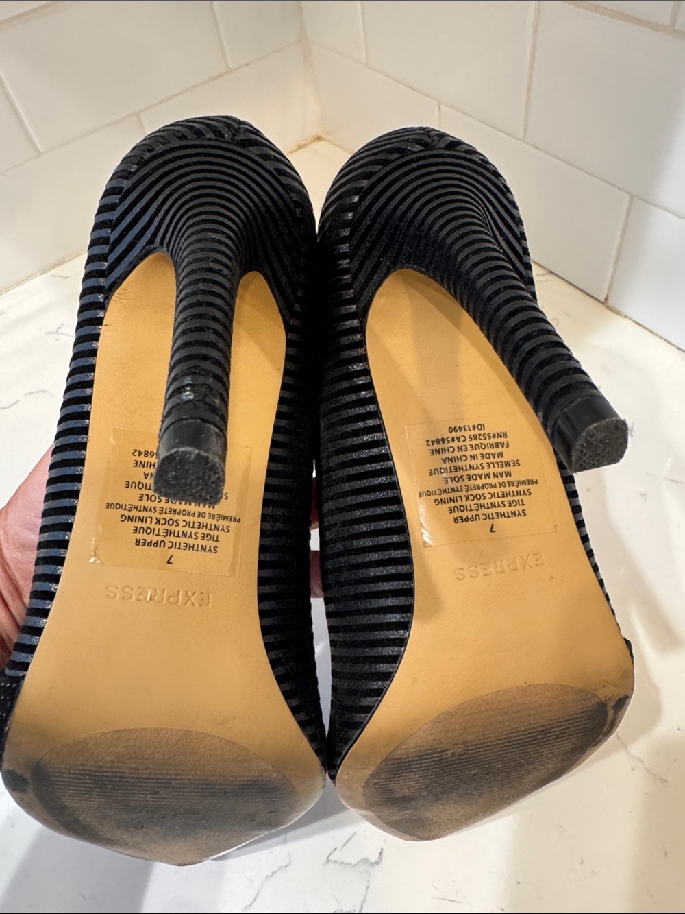 Express Black Ribbed Pointed Toe Pumps Size: 7 - Picture 10 of 12